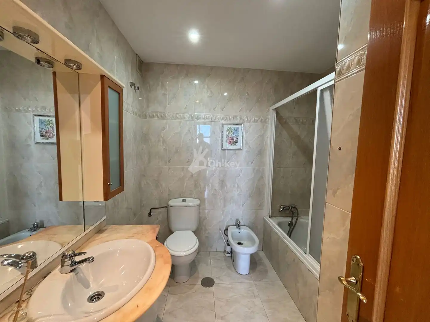 Bathroom of Houses for sale in Onzonilla  with Heating, Parquet flooring and Swimming Pool