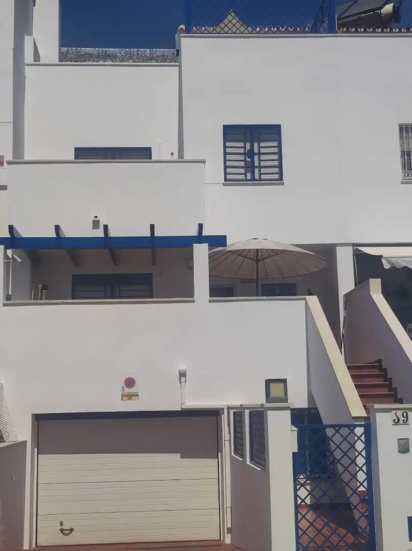 Außenansicht von Einfamilien-Reihenhaus zum Verkauf in Torremolinos mit Klimaanlage, Privatgarten und Terrasse