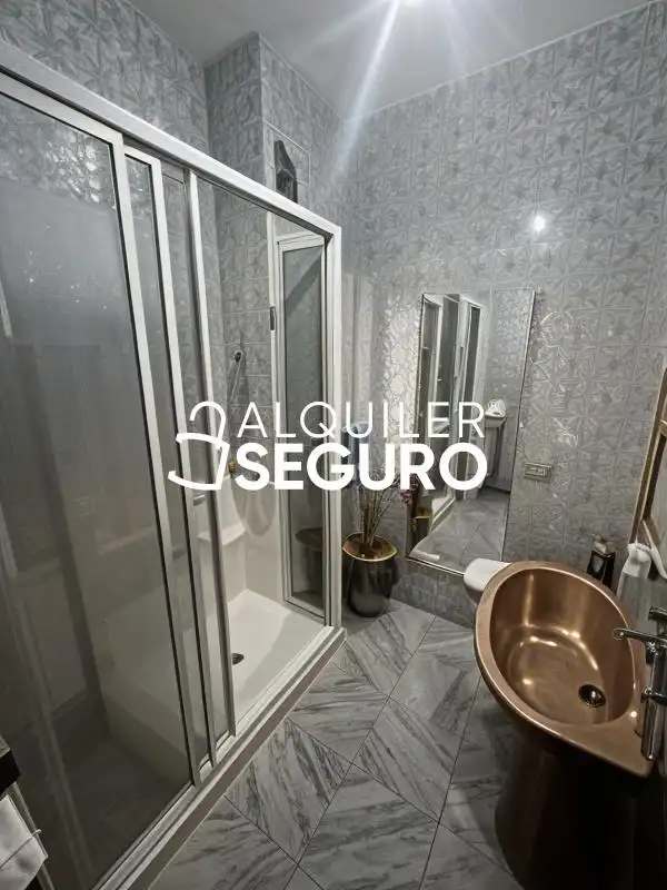 Baño de Piso de alquiler en Madrid con Calefacción y Amueblado