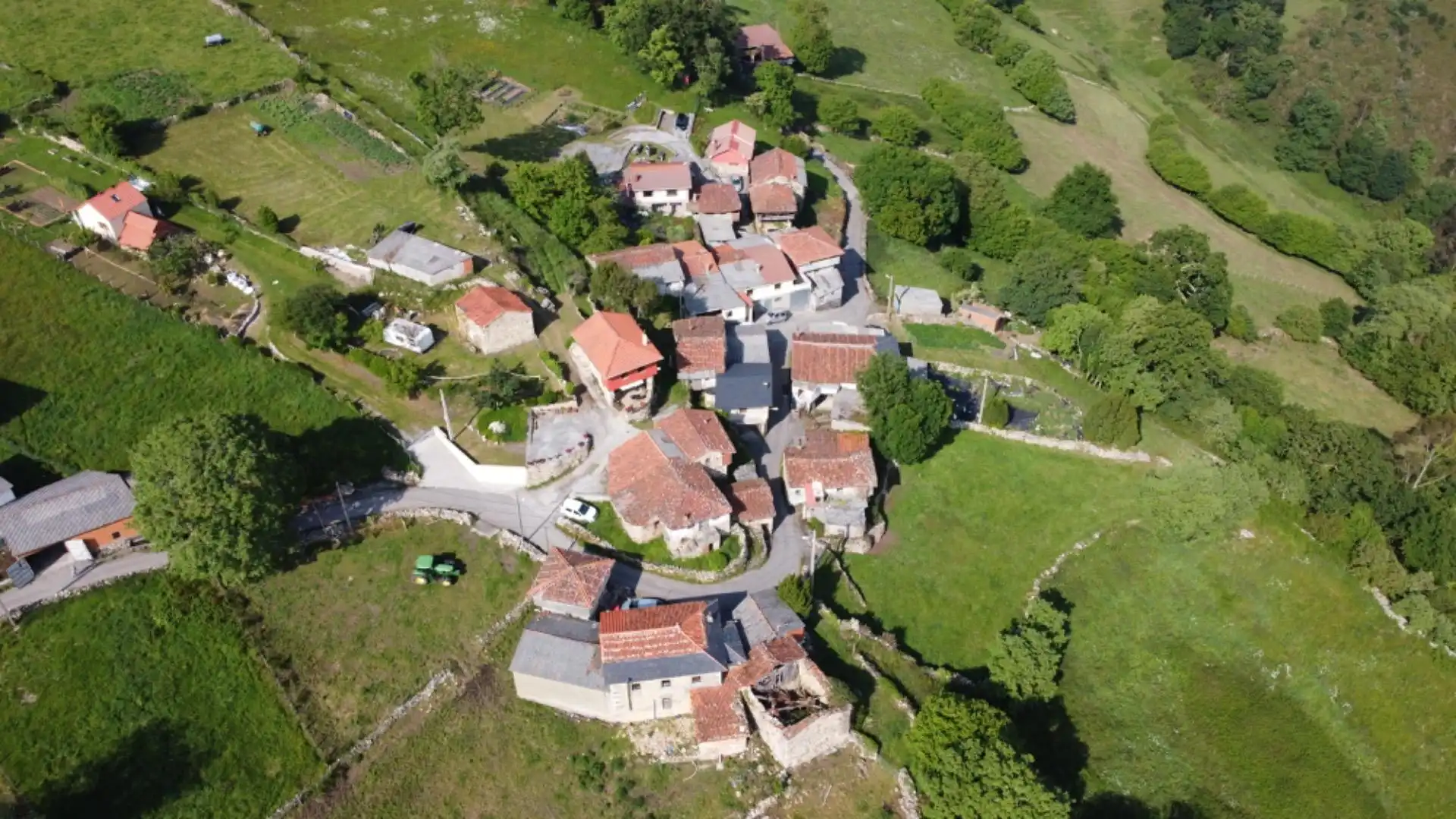 Vista exterior de Casa o xalet en venda en Salas amb Jardí privat