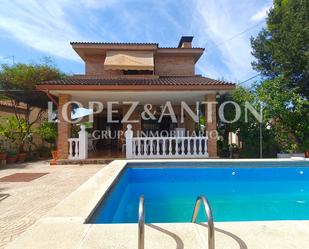 Vista exterior de Casa o xalet en venda en L'Eliana amb Aire condicionat, Terrassa i Piscina