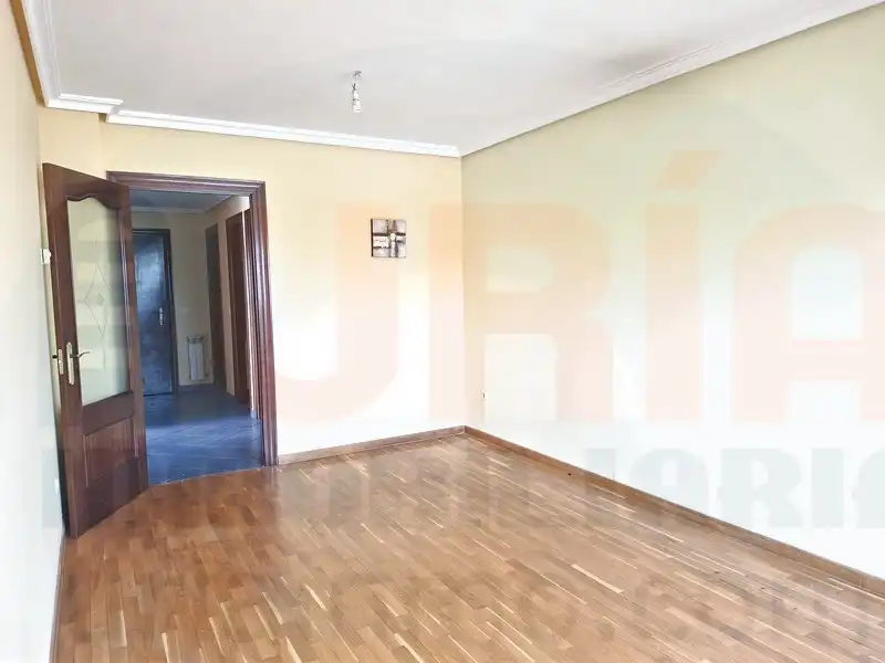 Sala d'estar de Pis en venda en Siero amb Calefacció i Parquet
