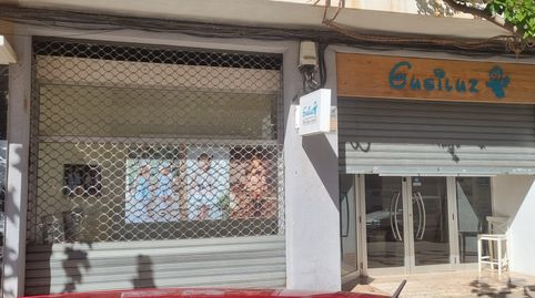 Muy buen local en zona comercial, de mucho paso,2 puertas a la calle con escaparate,5 estancia, 1 baño