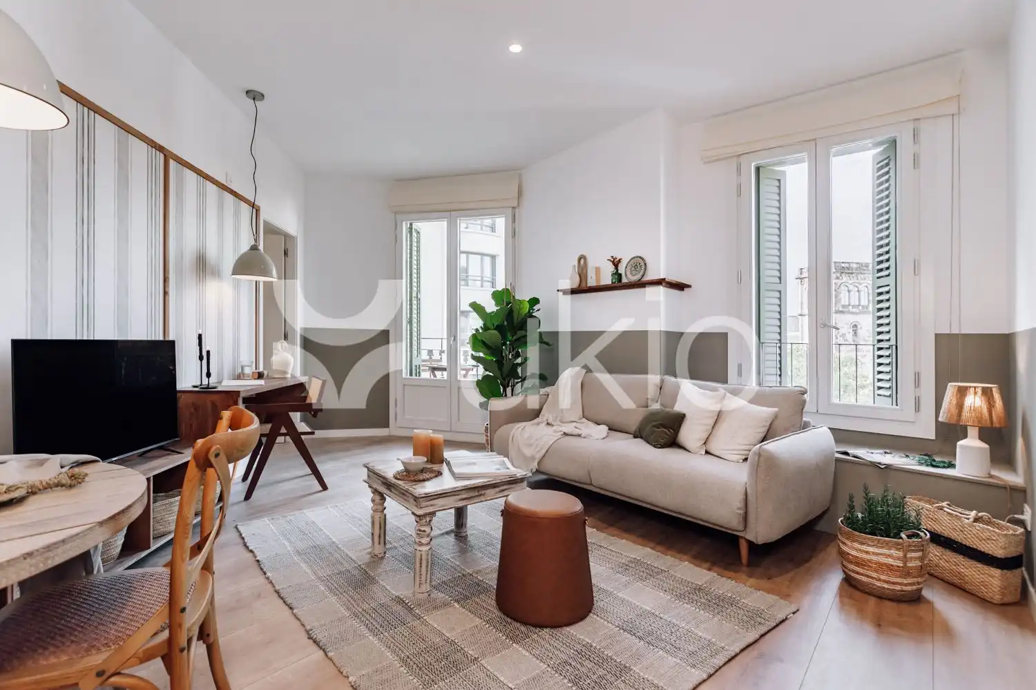 Appartement compact avec terrasse à louer à Gran Via de les Corts Catalanes