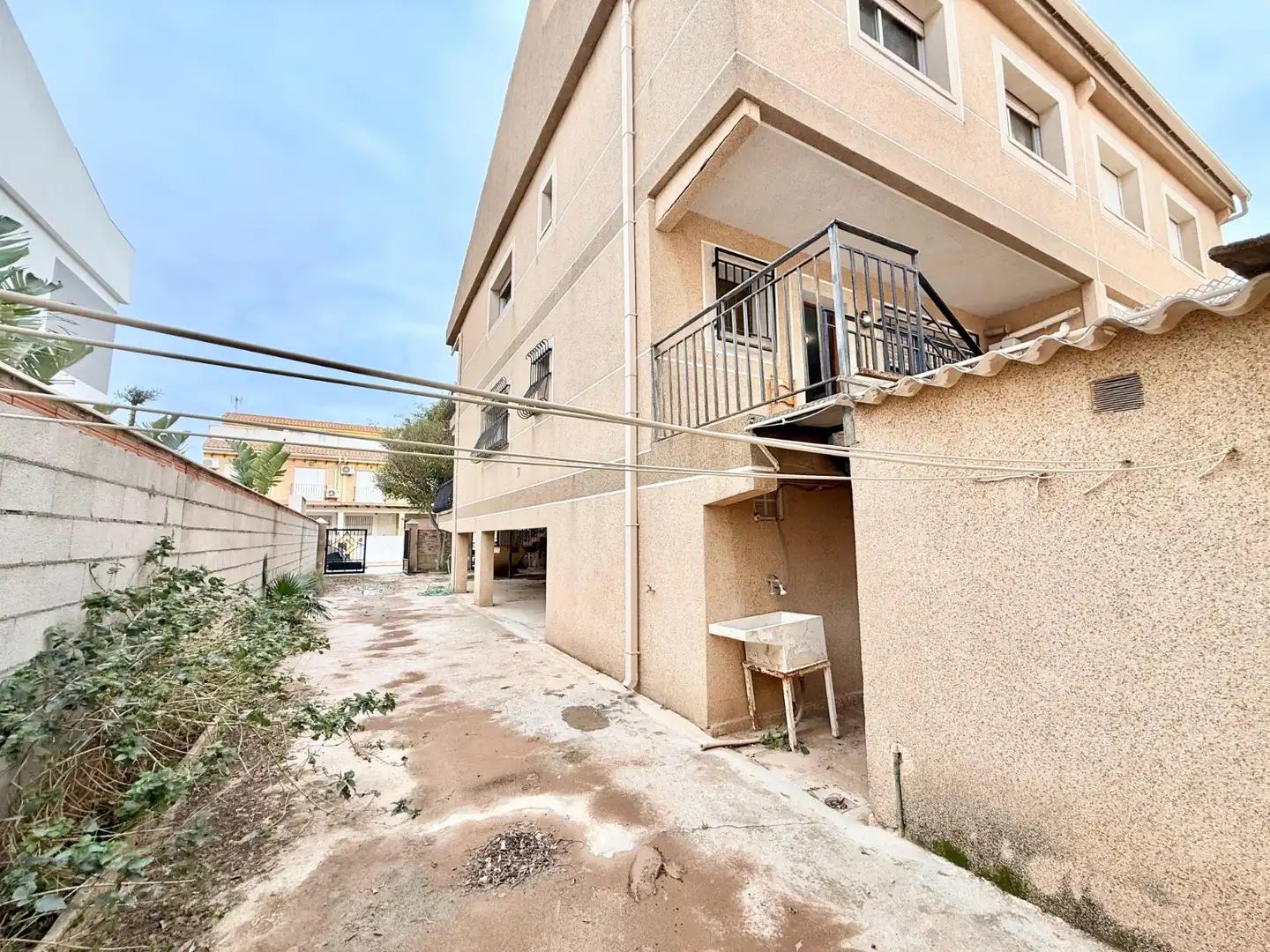 Vista exterior de Casa o xalet en venda en San Pedro del Pinatar amb Aire condicionat, Calefacció i Jardí privat