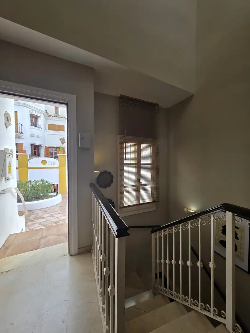 Einfamilien-Reihenhaus zum Verkauf in La Alcaidesa mit Klimaanlage, Terrasse und Abstellraum