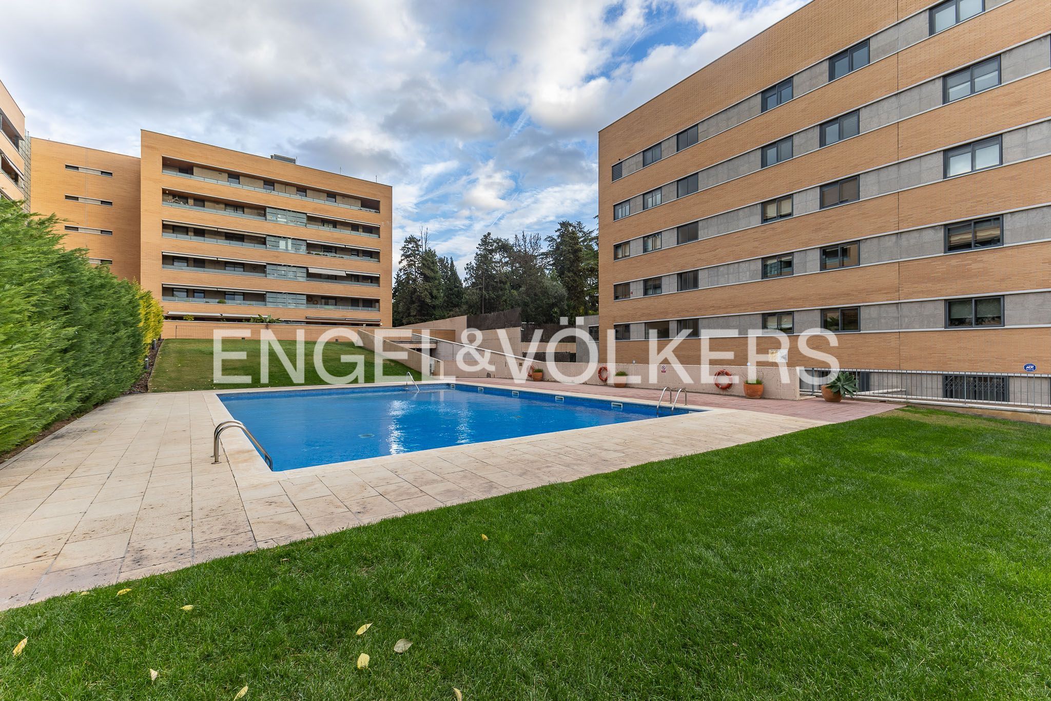 Piscina de Apartament de lloguer en Esplugues de Llobregat amb Aire condicionat, Calefacció i Jardí privat
