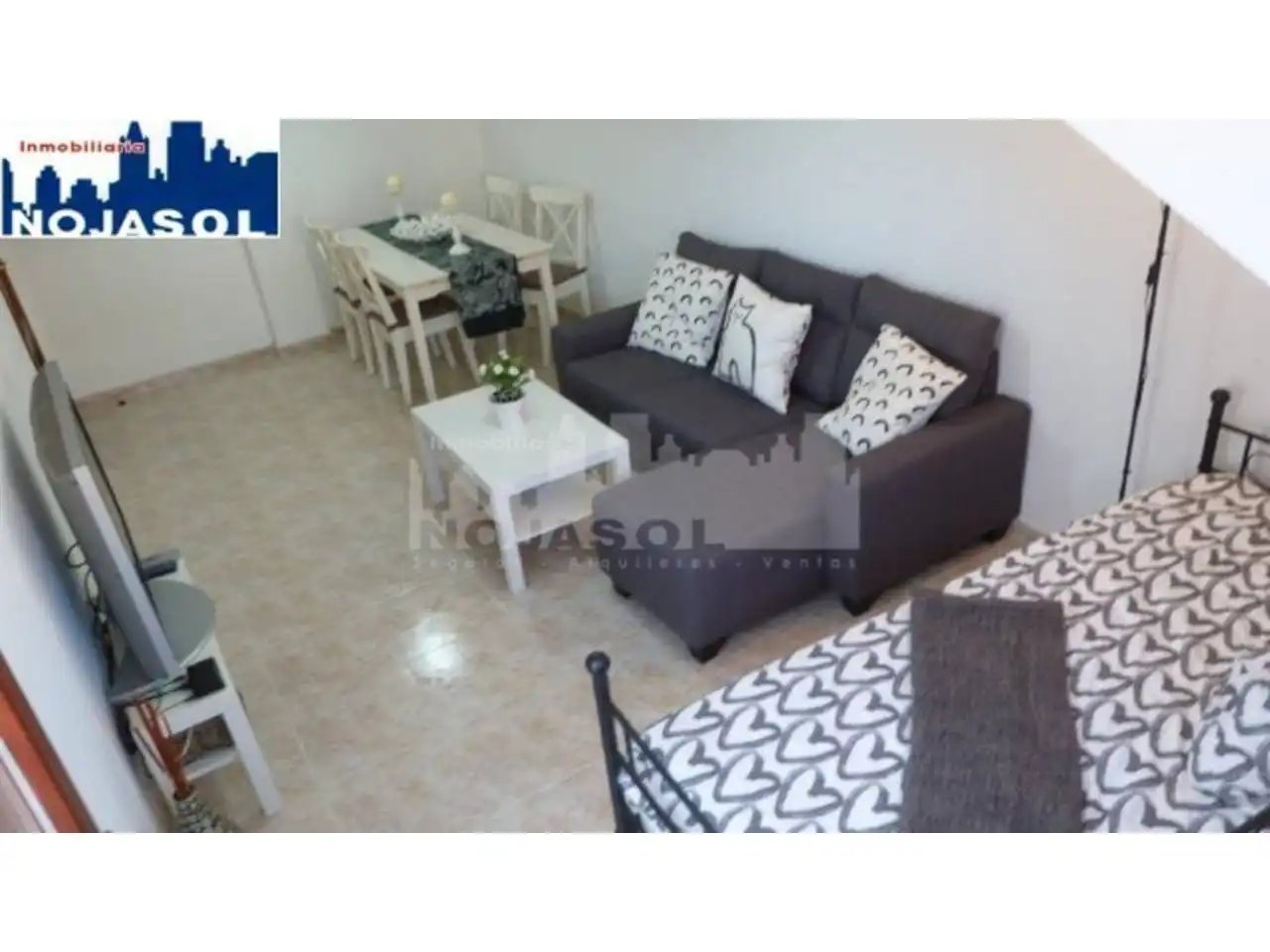 Sala d'estar de Àtic de lloguer en Noja amb Calefacció, Terrassa i Moblat