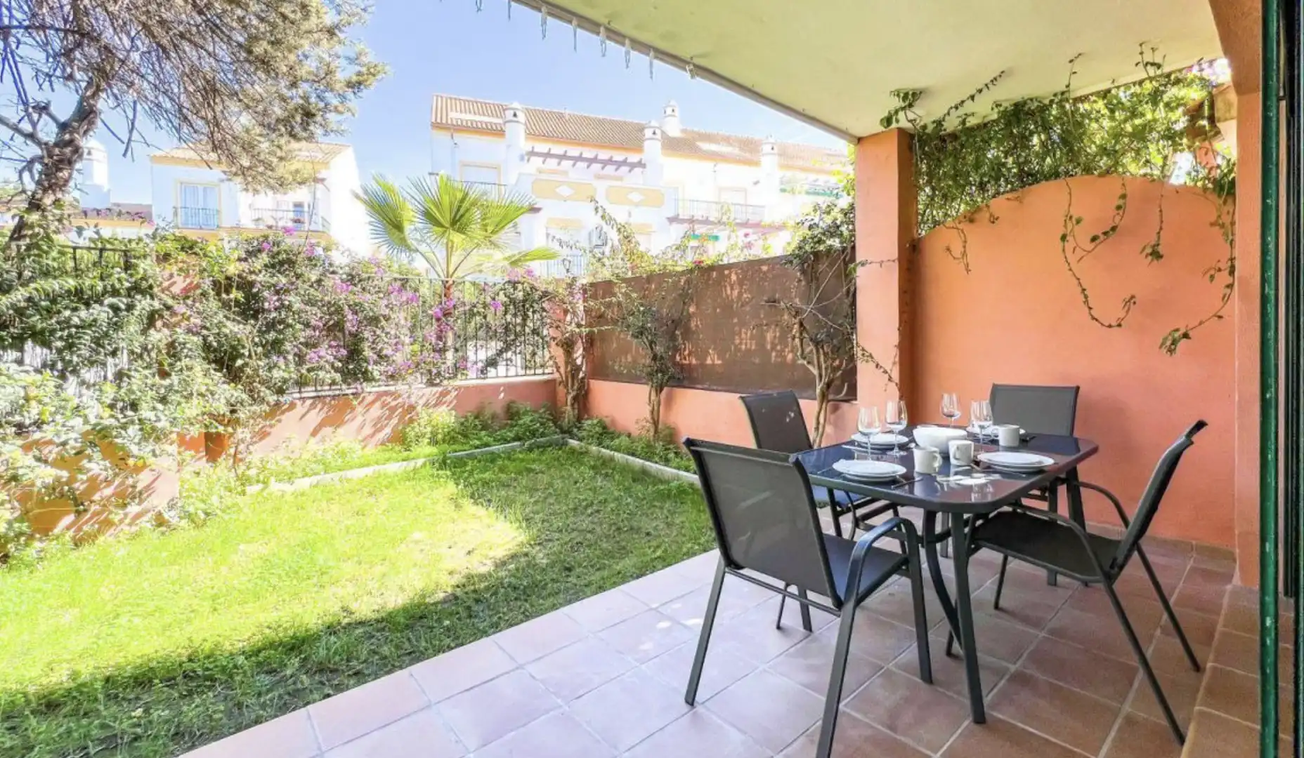 Terrasse von Wohnungen zum Verkauf in Marbella mit Klimaanlage, Heizung und Privatgarten