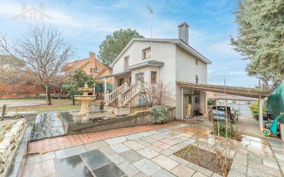 Vista exterior de Casa o xalet en venda en Móstoles amb Calefacció, Jardí privat i Parquet