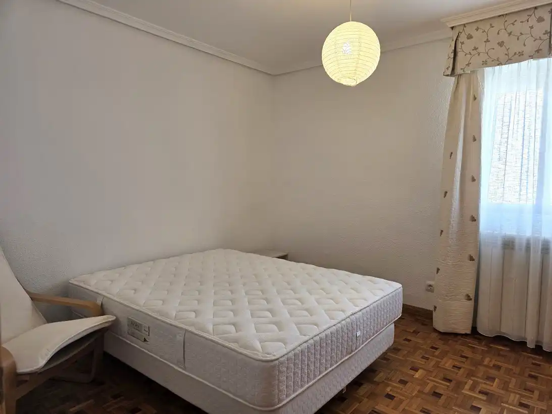Schlafzimmer von Wohnung zur Miete in Madrid mit Klimaanlage, Heizung und Parkett