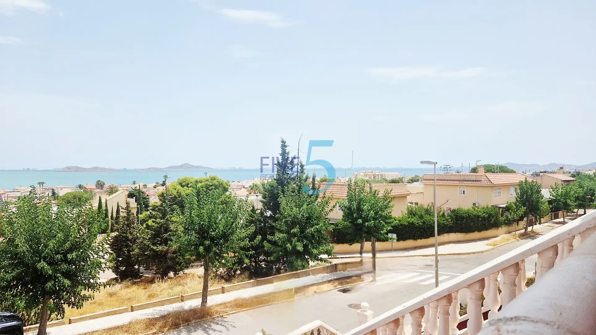 Vista exterior de Casa adosada en venda en Cartagena amb Aire condicionat, Terrassa i Piscina