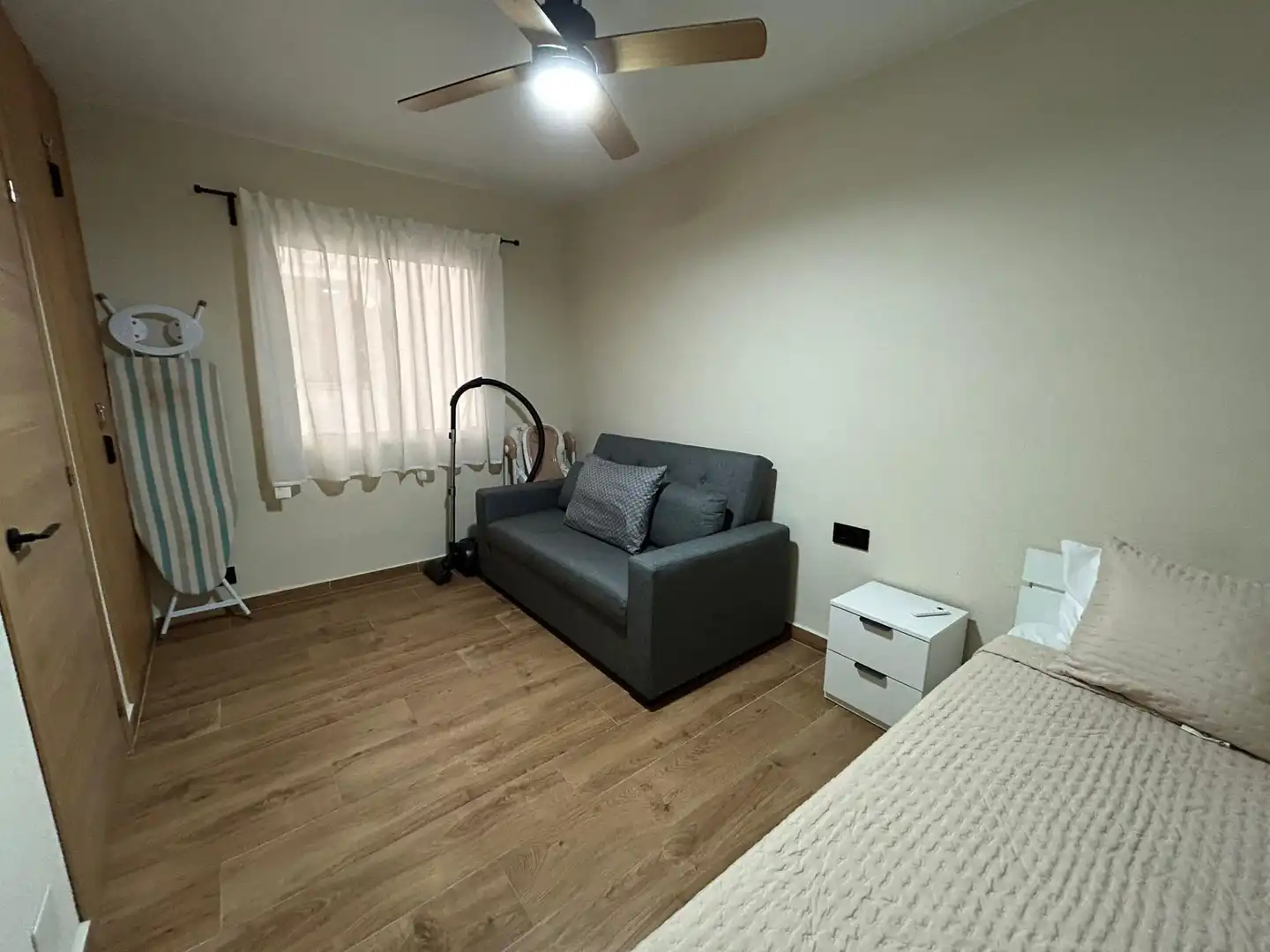 Habitación de Apartamento en venta en Torrevieja con Aire acondicionado, Amueblado y Balcón