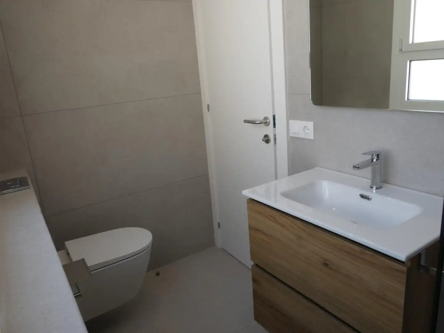 Badezimmer von Dachboden zur Miete in Barcelona mit Parkett