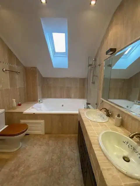 Bathroom of Houses for sale in Oviedo   with Heating and Private garden