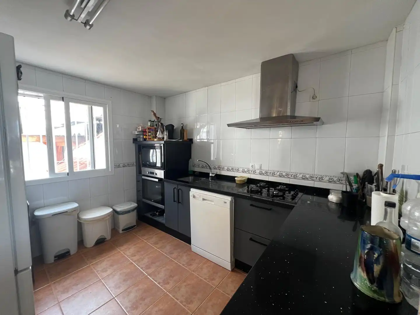 Cuina de Casa adosada en venda en Vélez-Málaga amb Terrassa, Traster i Piscina comunitària