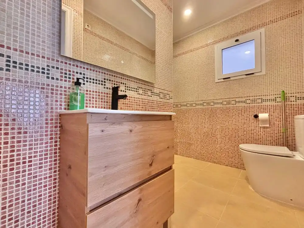 Bany de Apartament en venda en Torrevieja amb Aire condicionat, Parquet i Moblat