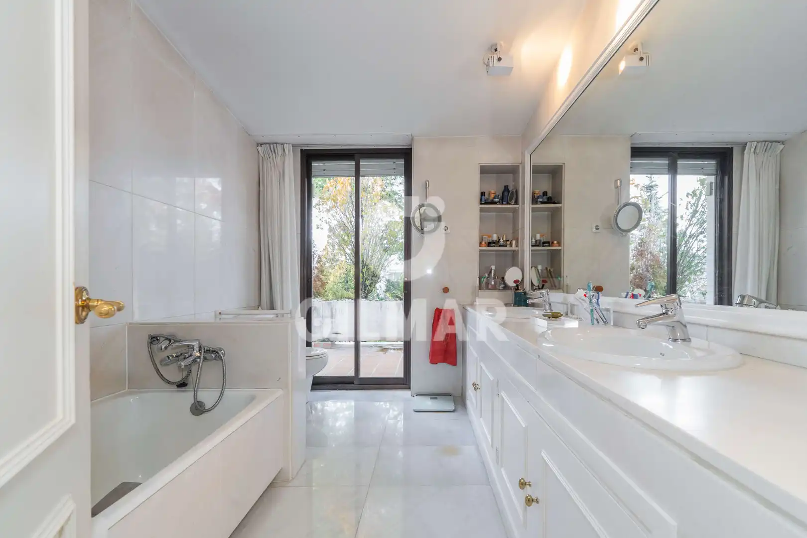 Badezimmer von Einfamilien-Reihenhaus zum Verkauf in La Moraleja mit Klimaanlage, Heizung und Privatgarten