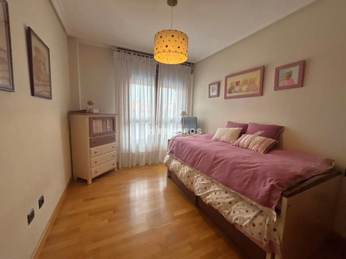 Bedroom of Flat for sale in  Logroño  with Heating, Parquet flooring and Terrace