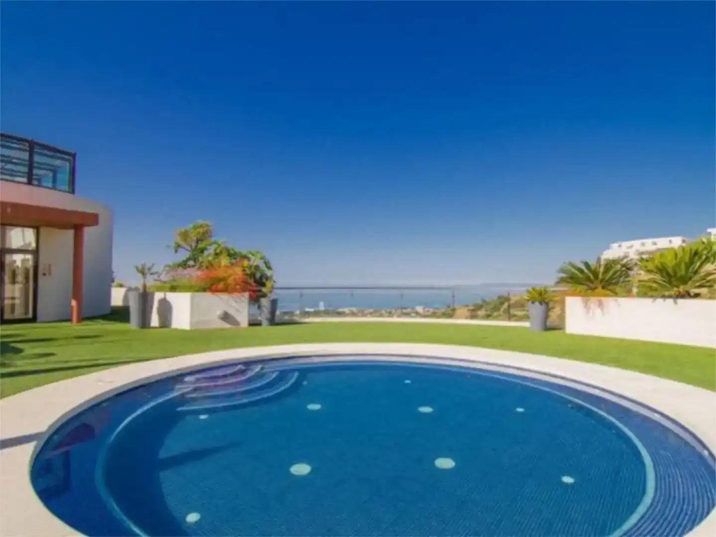 Schwimmbecken von Wohnung zur Miete in Marbella mit Klimaanlage, Schwimmbad und Balkon