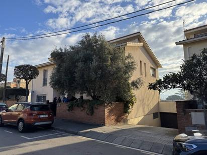 Vista exterior de Casa o xalet en venda en Parets del Vallès amb Jardí privat, Terrassa i Piscina