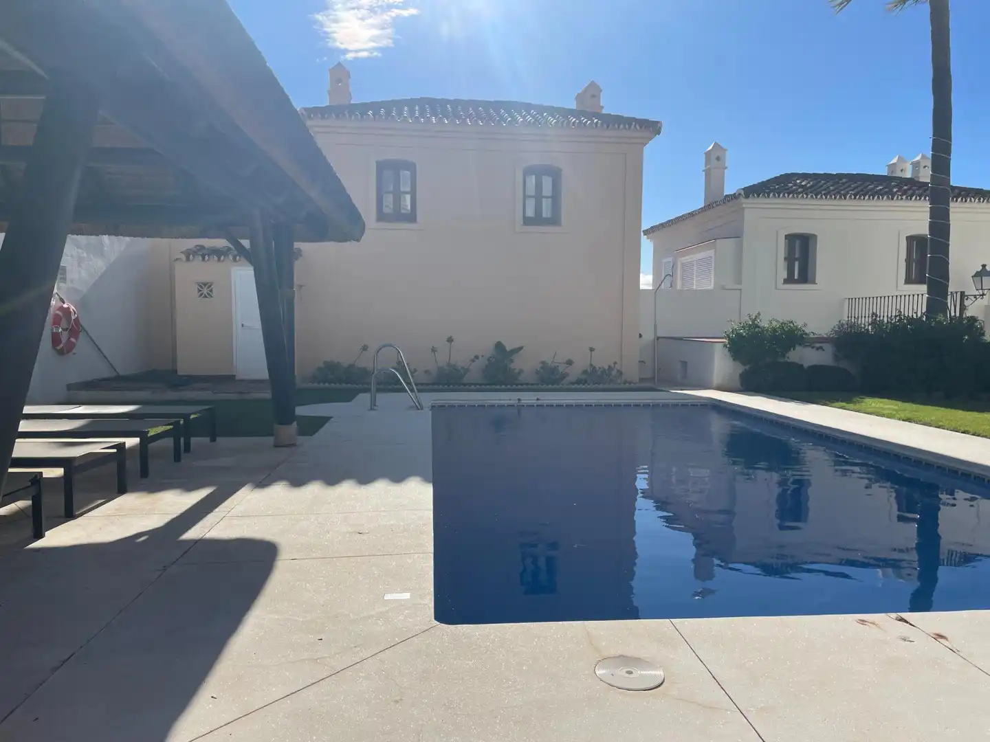 Piscina de Casa adosada en venta en Benahavís con Aire acondicionado, Jardín privado y Terraza