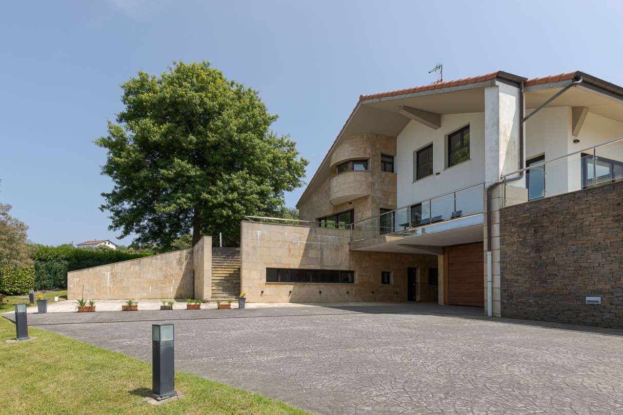 Vista exterior de Casa o xalet en venda en Donostia - San Sebastián  amb Aire condicionat, Calefacció i Jardí privat
