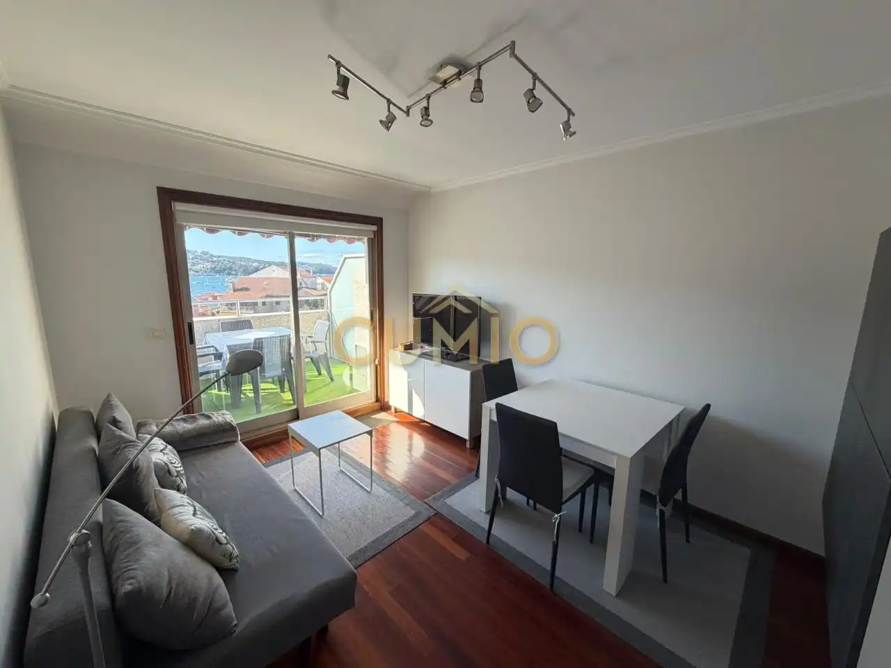Sala d'estar de Apartament en venda en Cangas  amb Calefacció, Parquet i Terrassa
