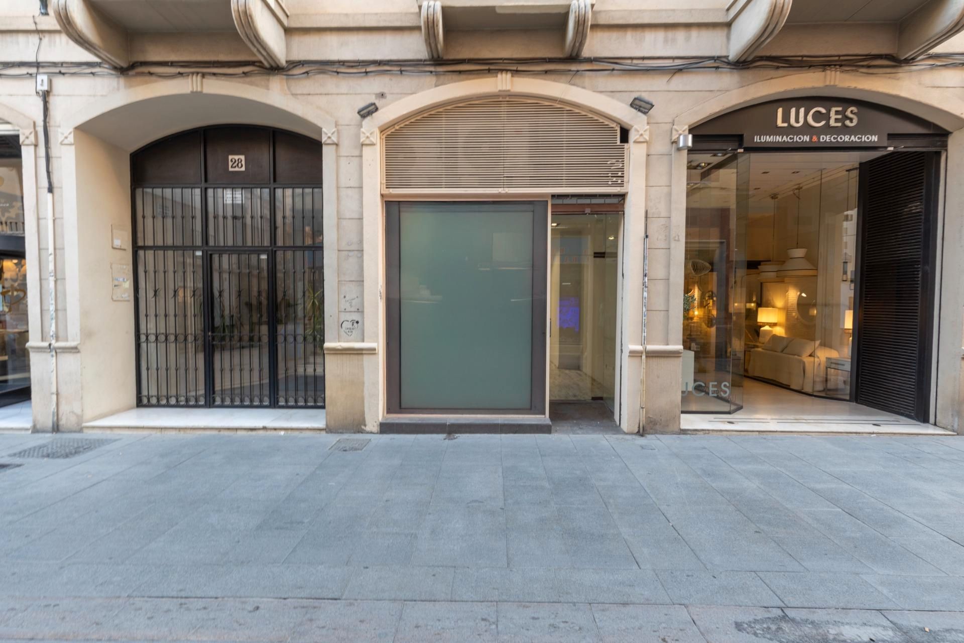 Vista exterior de Local en venta en  Granada Capital