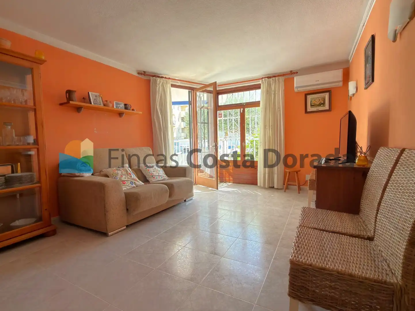 Sala de estar de Planta baja en venta en Vilanova i la Geltrú con Aire acondicionado, Jardín privado y Terraza