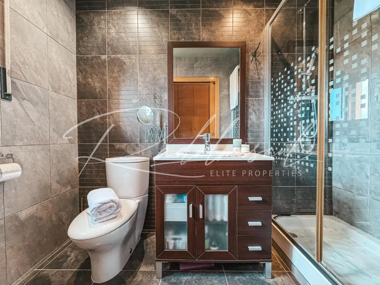 Badezimmer von Einfamilien-Reihenhaus zum Verkauf in Perafort mit Klimaanlage, Privatgarten und Parkett