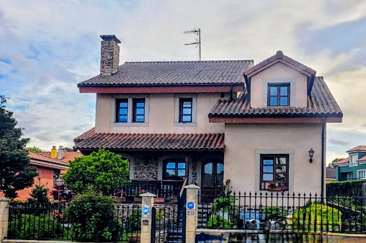 Vista exterior de Casa o xalet en venda en Avilés amb Calefacció, Jardí privat i Parquet