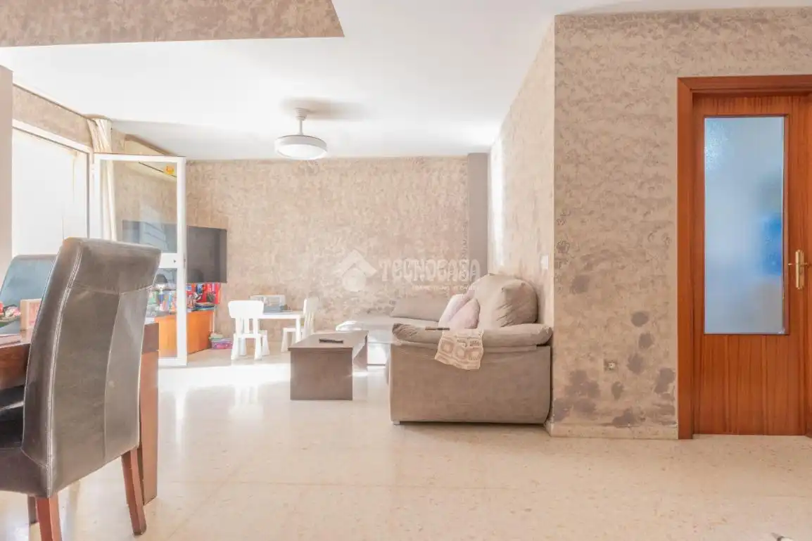 Sala d'estar de Casa adosada en venda en Málaga amb Aire condicionat i Traster