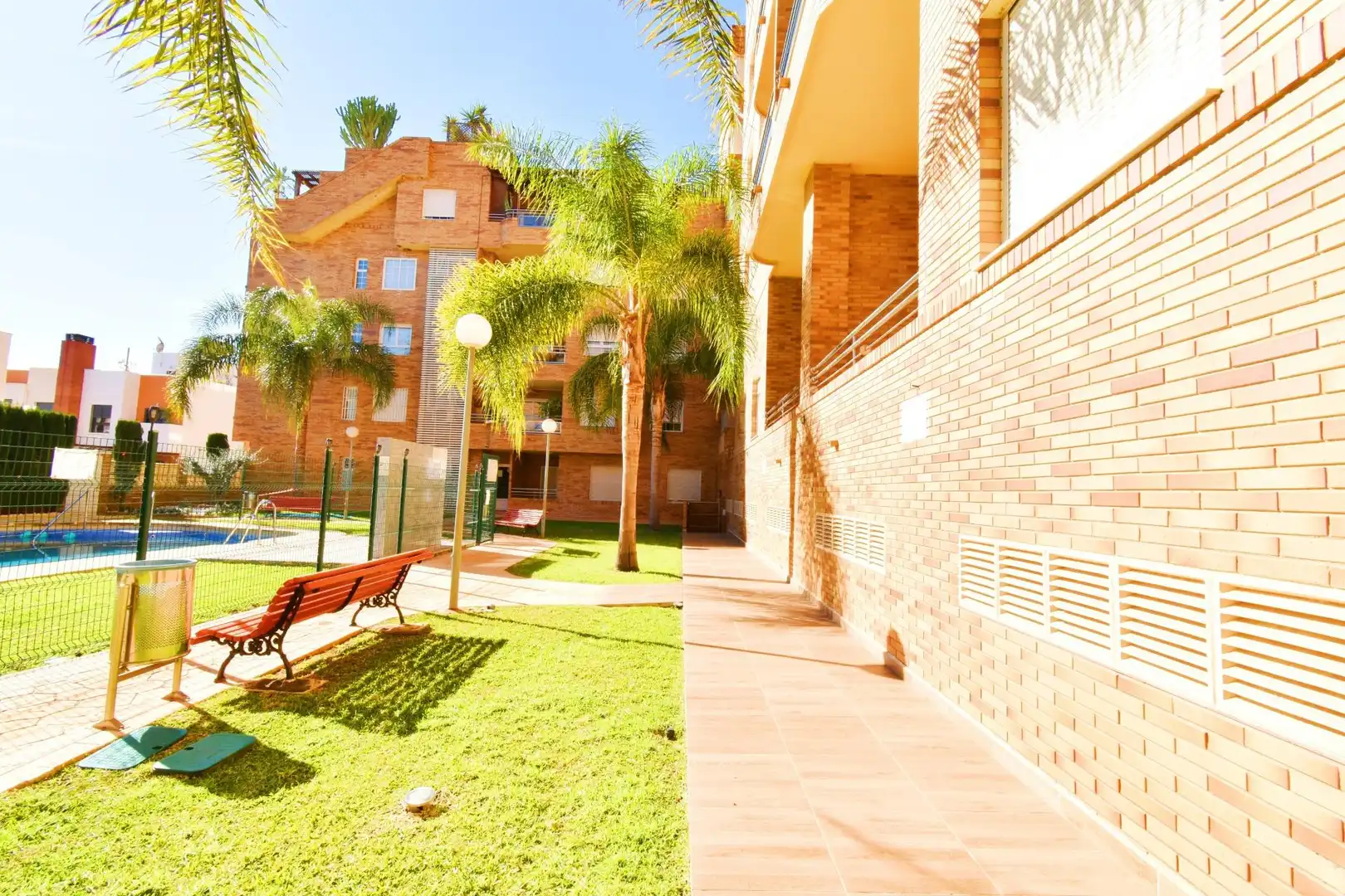 Vista exterior de Piso en venta en Roquetas de Mar con Terraza y Amueblado