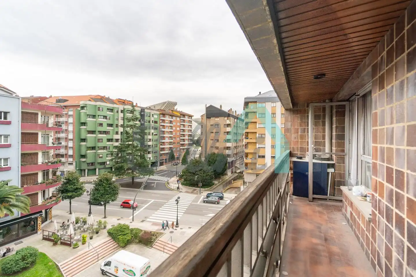 Vista exterior de Piso en venta en Oviedo  con Calefacción, Parquet y Terraza