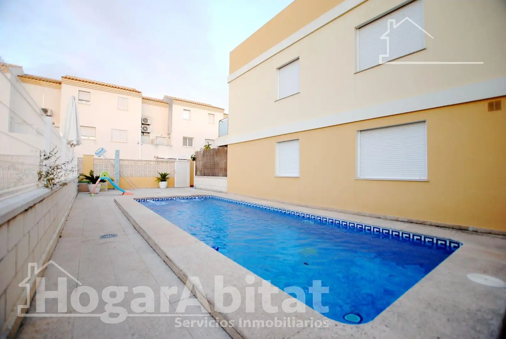 Schwimmbecken von Einfamilien-Reihenhaus zum Verkauf in Oliva mit Terrasse, Möbliert und Balkon