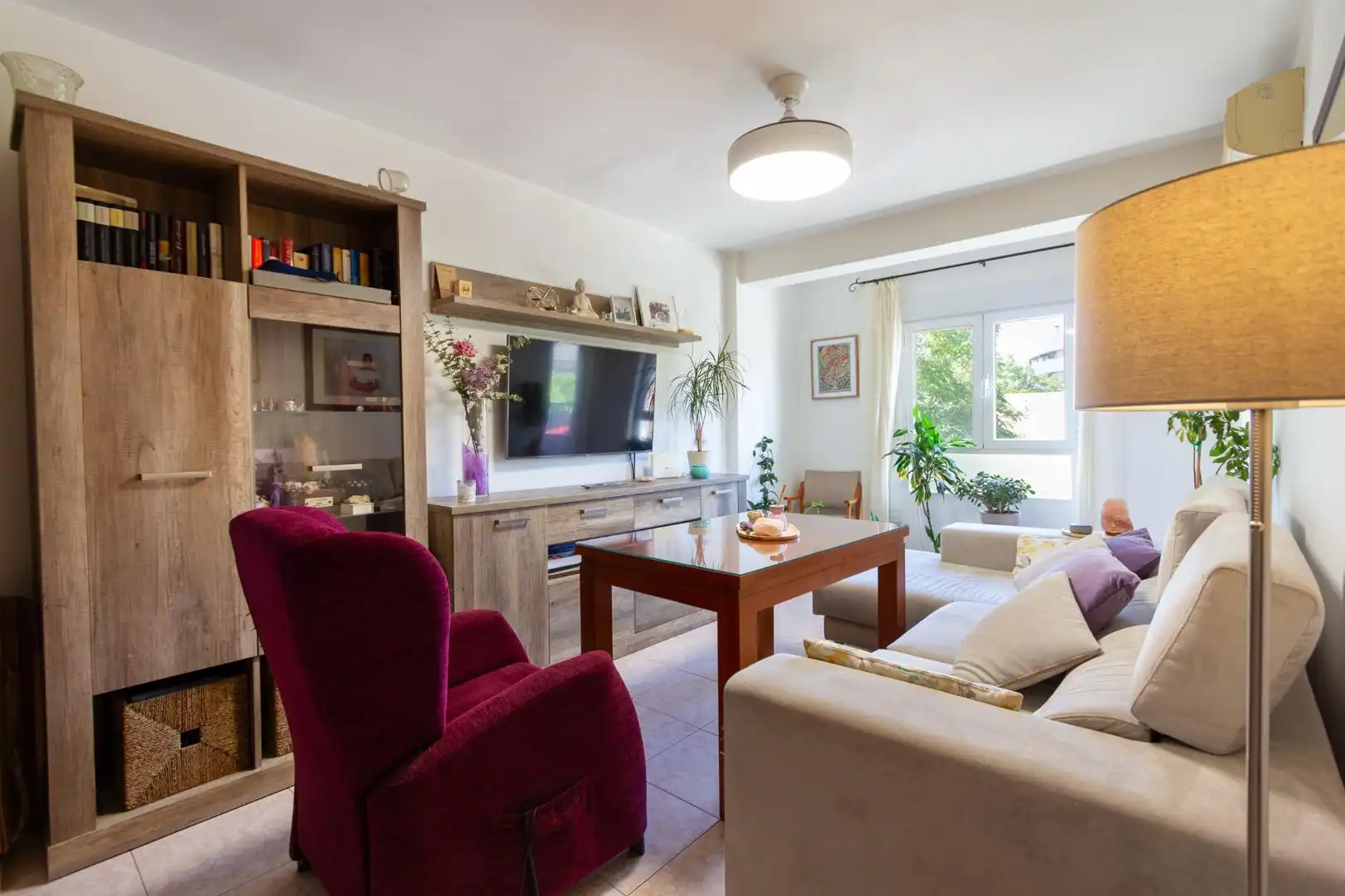 Sala d'estar de Pis en venda en Granada amb Aire condicionat i Terrassa