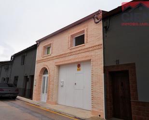 Vista exterior de Casa adosada en venda en Miajadas amb Terrassa, Traster i Moblat