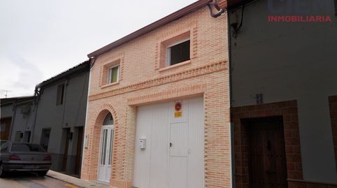CASA DUPLEX  DE RECIENTE CONSTRUCCION , CON COCHERA Y PATIO ,CERCA DEL CENTRO DE MIAJADAS Y ZONAS DE SERVICIOS