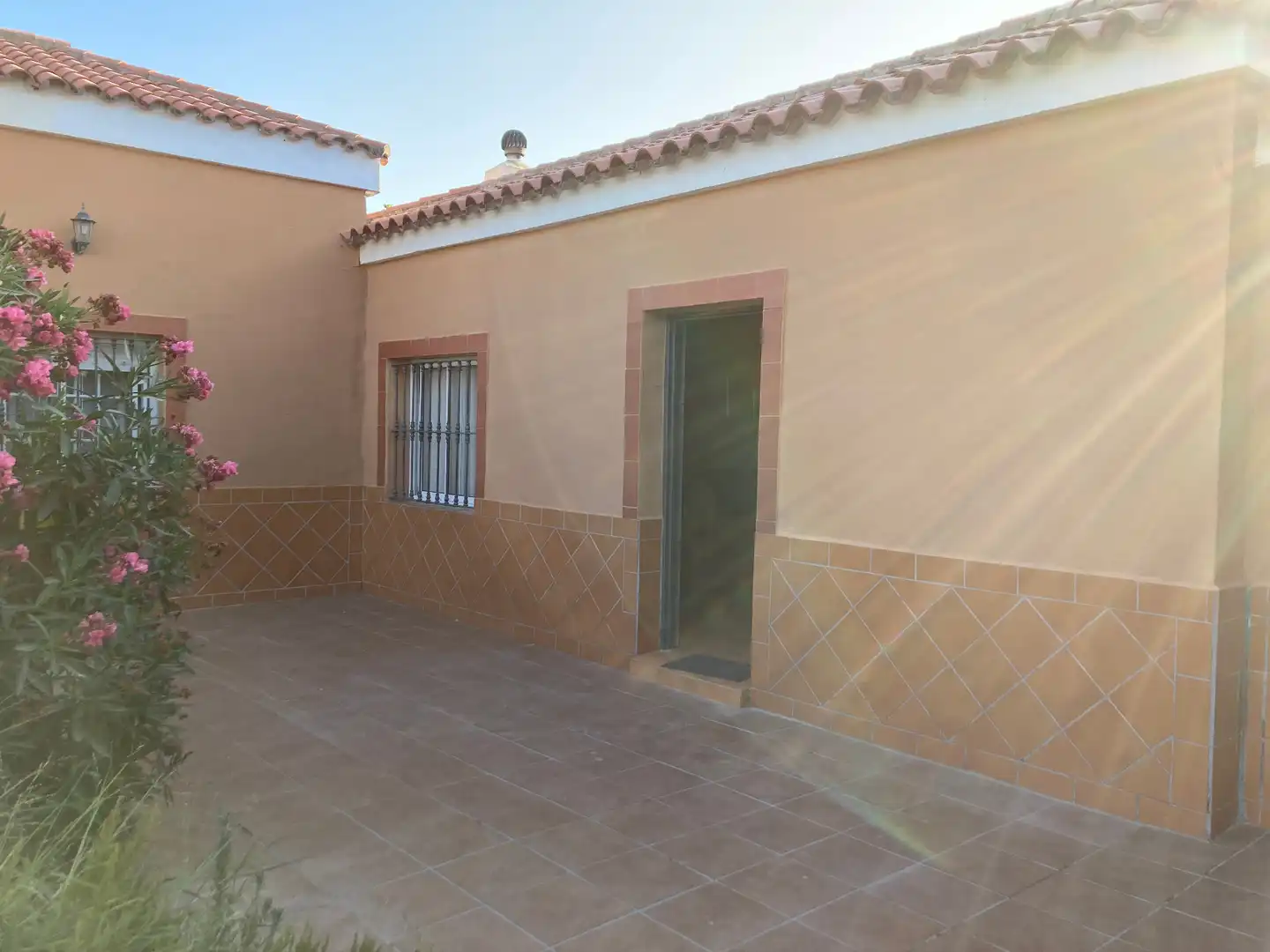 Vista exterior de Casa o chalet de alquiler en Los Barrios con Aire acondicionado, Jardín privado y Amueblado