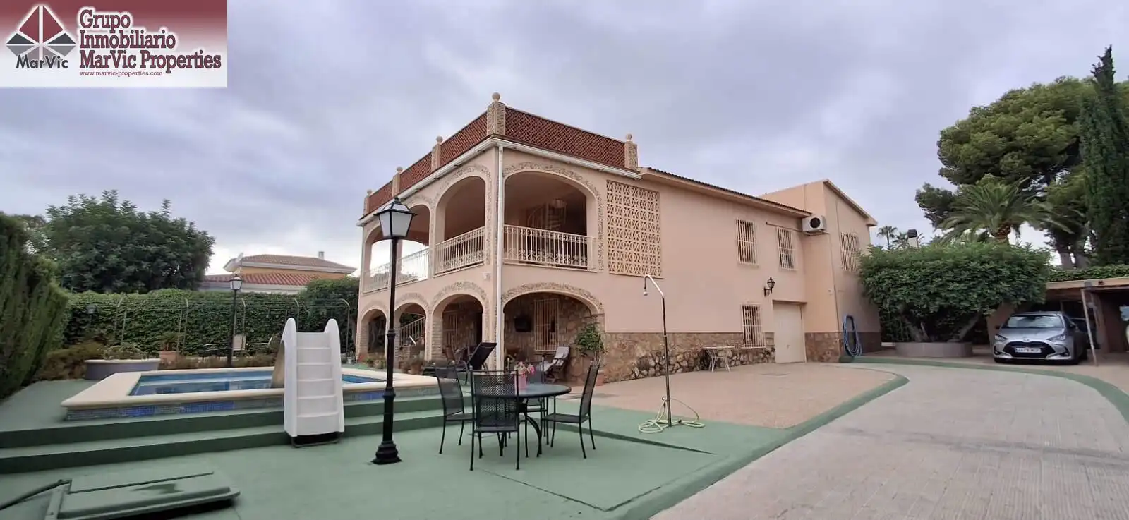 Vista exterior de Casa o xalet en venda en Benidorm amb Aire condicionat, Jardí privat i Terrassa