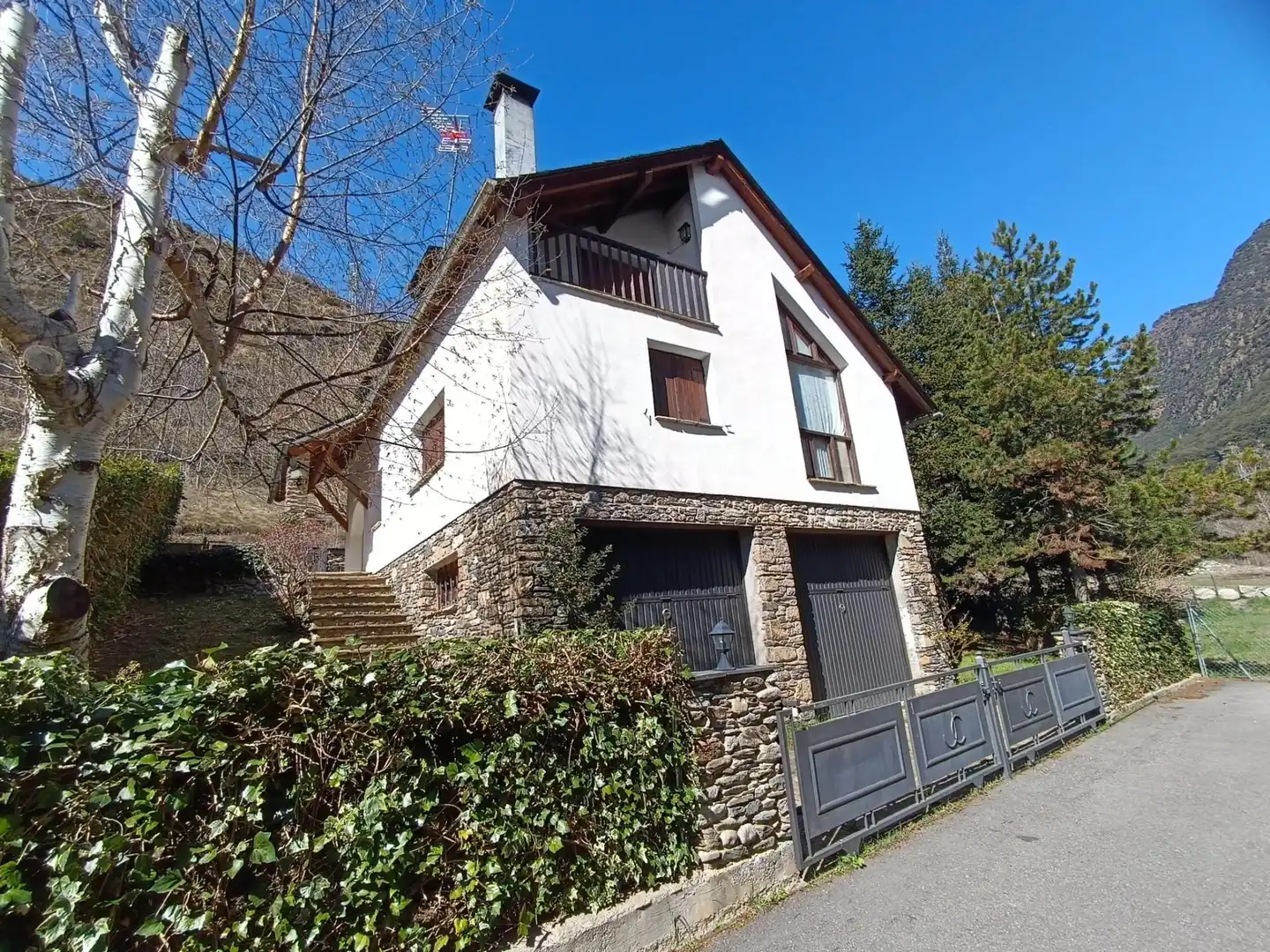 Vista exterior de Casa adosada en venta en La Guingueta d'Àneu