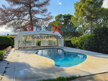 Villa con piscina in vendita a Urbanitzacions