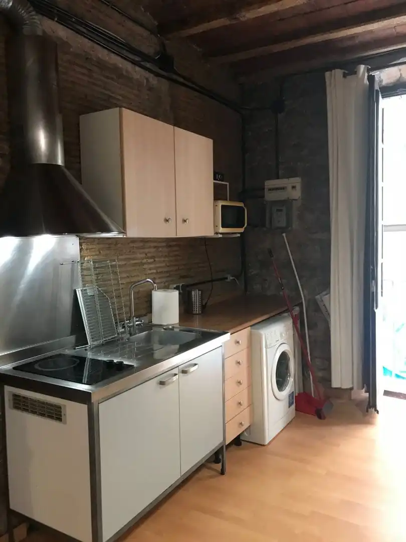Cuina de Estudi de lloguer en Barcelona amb Moblat i Balcó