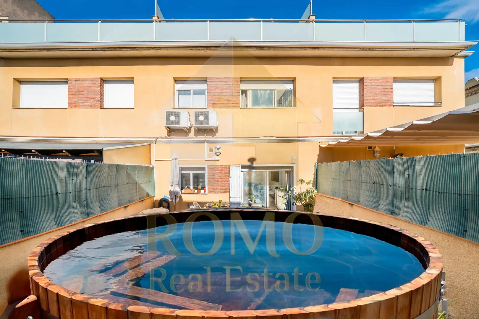 Piscina de Casa adosada en venda en Santa Perpètua de Mogoda amb Aire condicionat, Calefacció i Terrassa