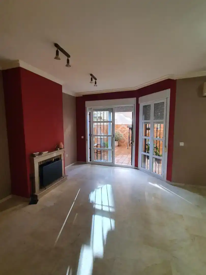 Sala d'estar de Casa adosada en venda en Mairena del Aljarafe amb Balcó
