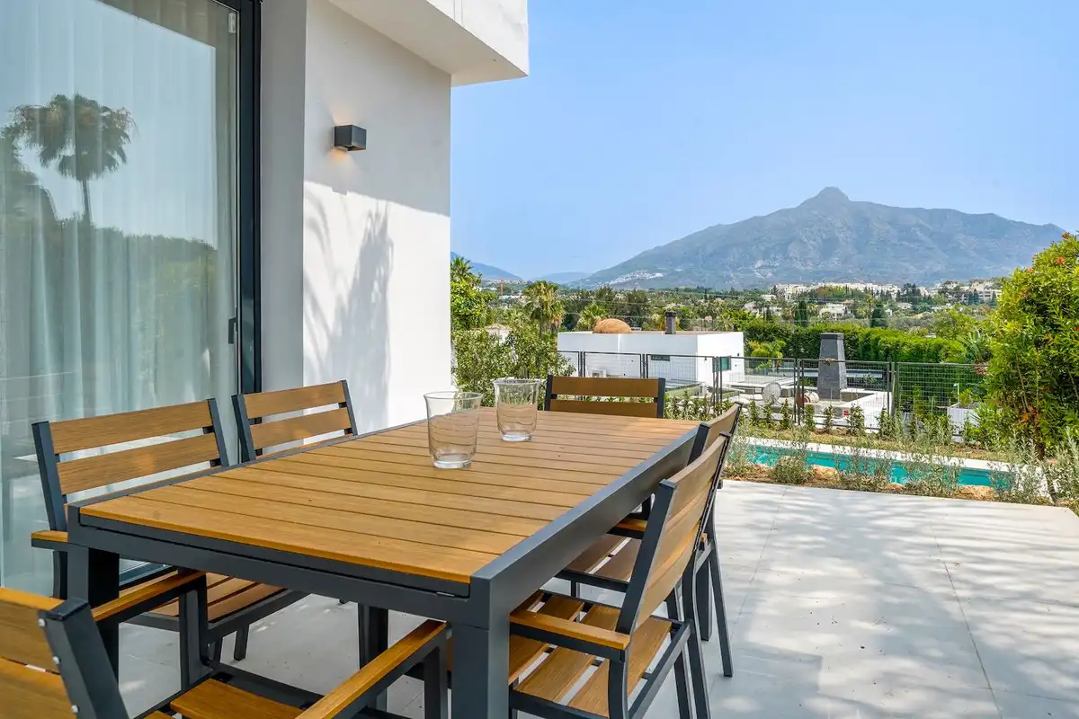 Chalet con piscina en venta en Nueva Andalucía, imagen 2