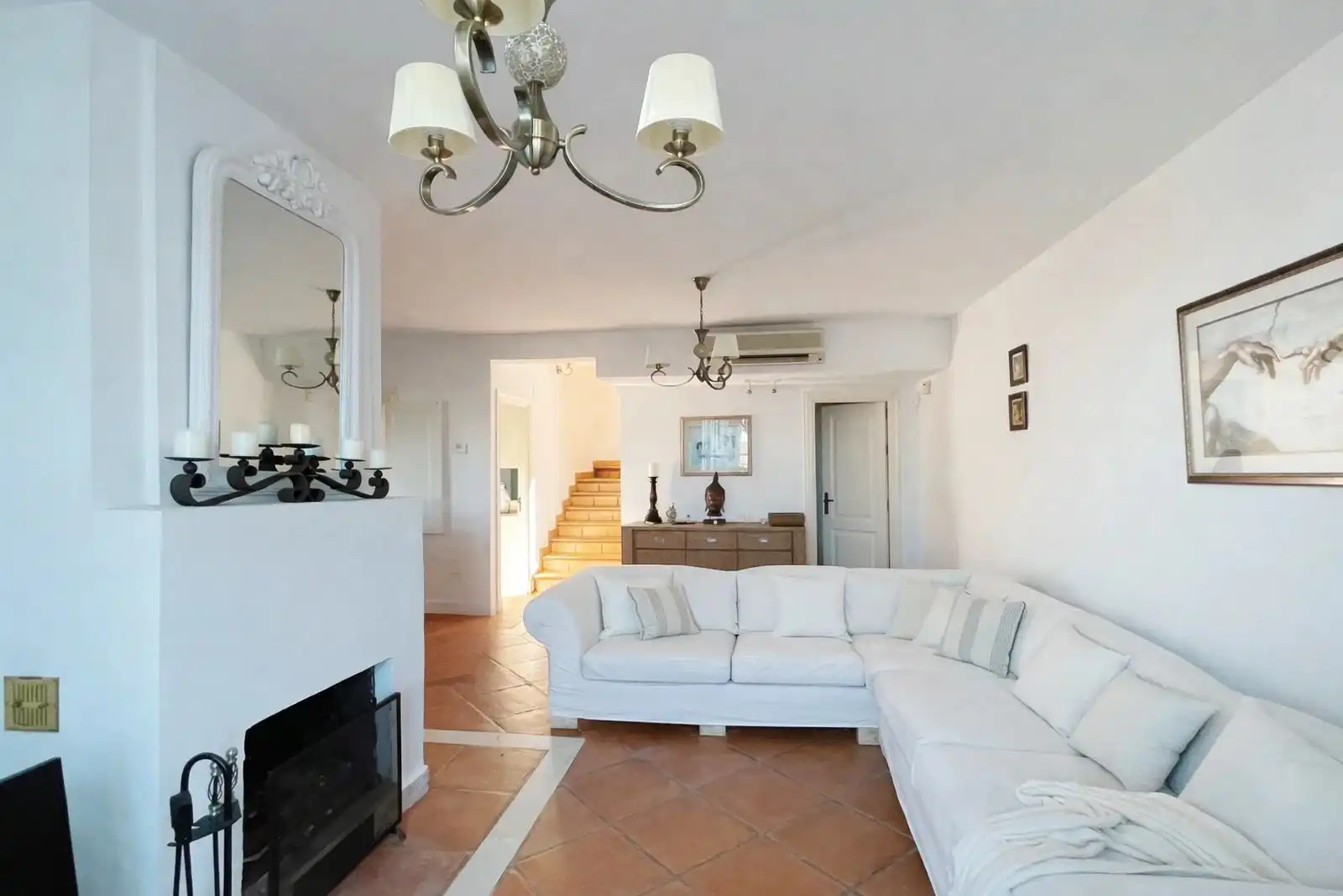 Sala d'estar de Casa adosada en venda en Sotogrande amb Terrassa, Balcó i Piscina comunitària