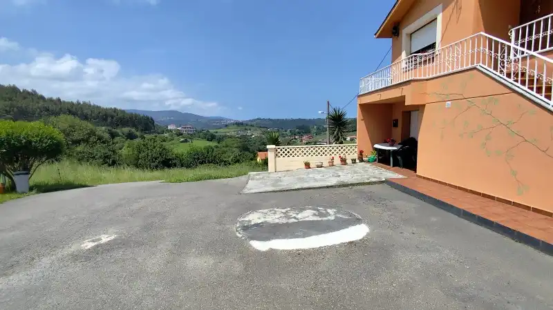 Vista exterior de Casa o xalet en venda en Soto del Barco amb Calefacció, Traster i Balcó