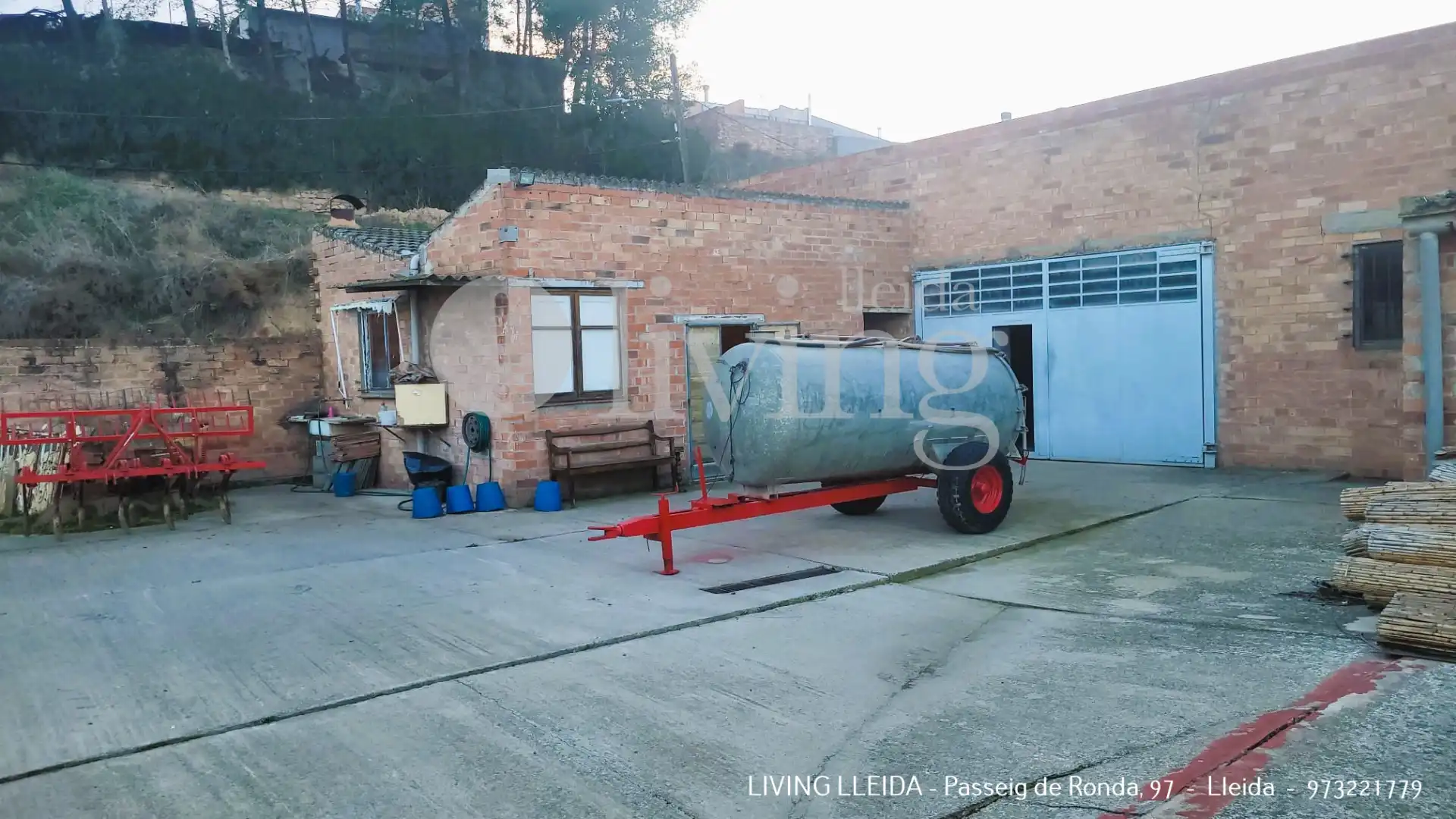 Vista exterior de Nave industrial en venta en Montoliu de Lleida
